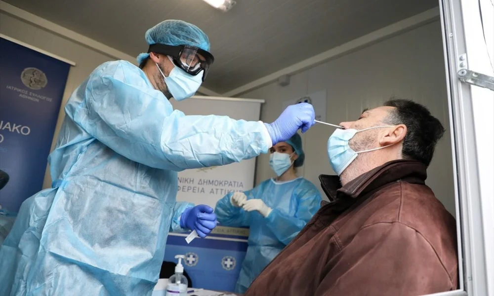 Στα φαρμακεία δεκάδες πολίτες για ένα τεστ covid ενόψει του ρεβεγιόν της Πρωτοχρονιάς (Εικόνες-Βίντεο)